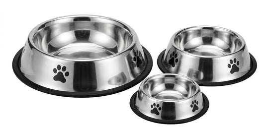 Image représentant les 3 gamelles pour comparer les tailles, elles sont en inox, et ont toute le même design avec des pattes de chien et de chat dessus