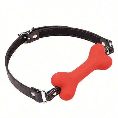 Bâillon de dressage petplay Alpha Bone avec embout os en silicone rouge et sangle de maintien en cuir PU pour jeu de rôle puppy et silence imposé.
