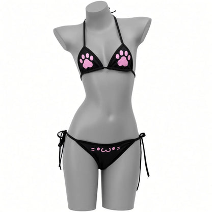image d'un mannequin portant un bikini noir "kitten" il est en deux pièce et sert pour un style petplay