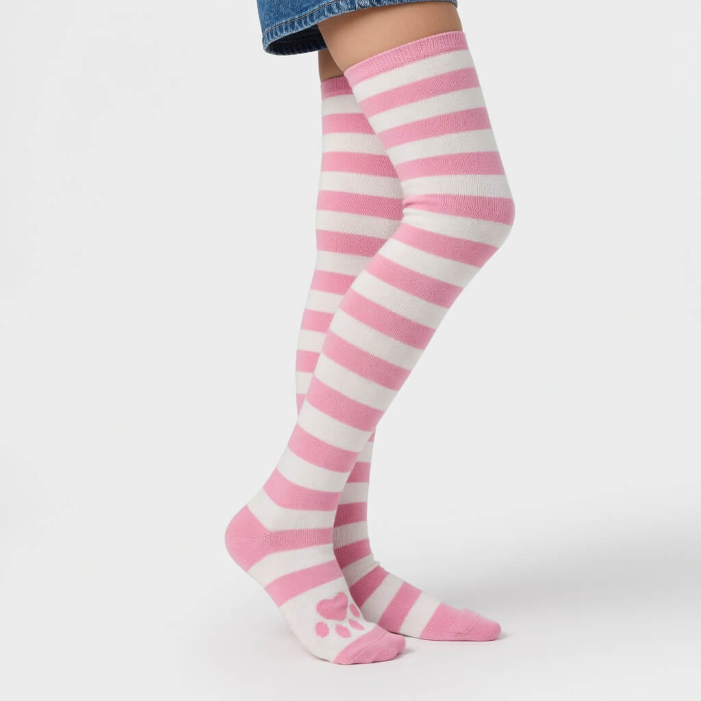 chaussette haute couleur rose avec des pattes de chat rose dessus
