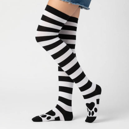 image de chaussette longue, a bande noir vertical, avec sur le bout une patte de chat noir
