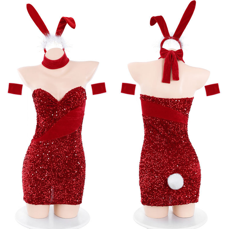 Vue avant et arrière de l'ensemble cosplay Bunny Girl rouge à sequins avec robe bustier, serre-tête oreilles de lapin et pompon blanc.