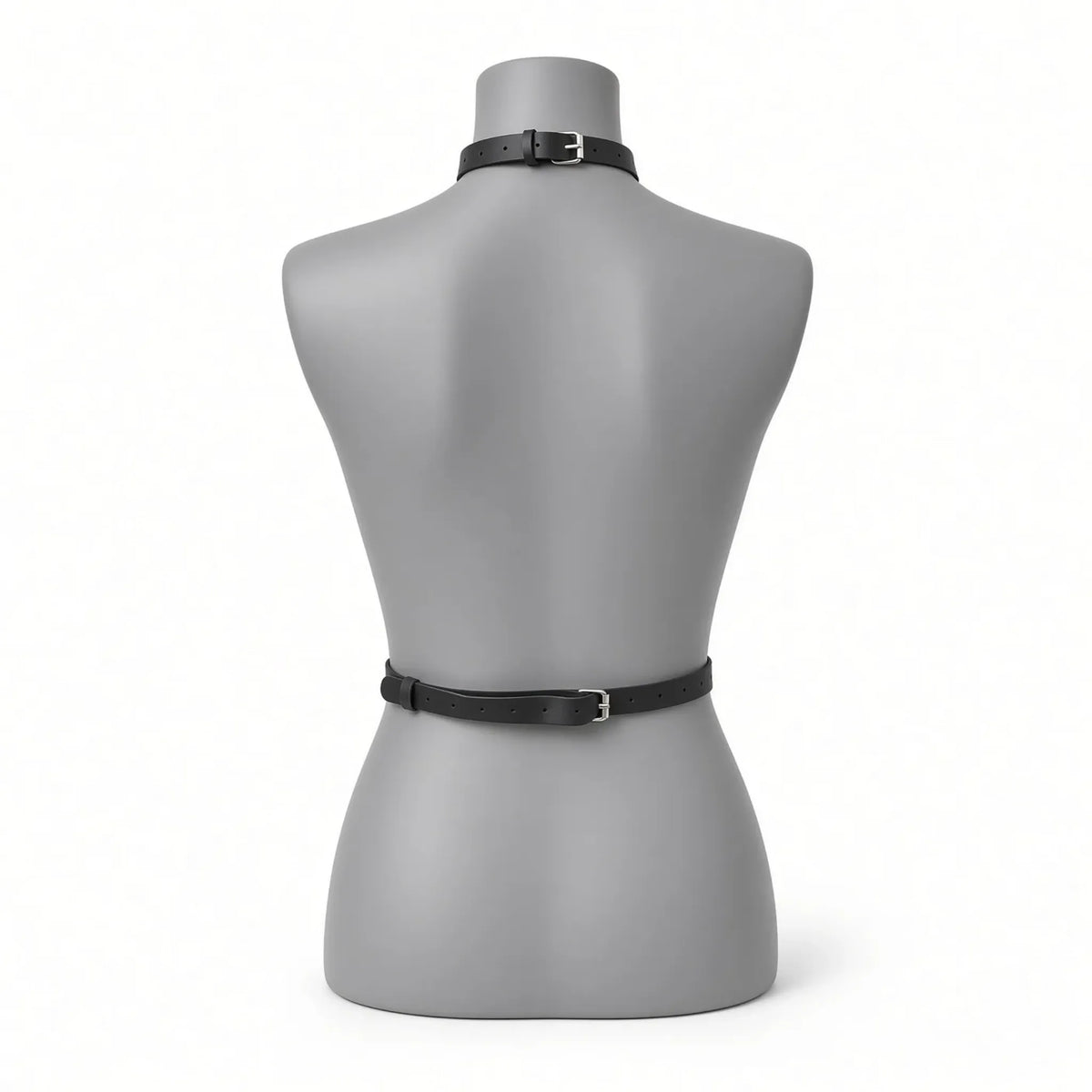 Vue de dos du collier-harnais en cuir synthétique noir Alpha Choker sur mannequin. Disponible sur kinkypupshop
