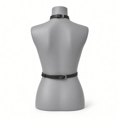 Vue de dos du collier-harnais en cuir synthétique noir Alpha Choker sur mannequin. Disponible sur kinkypupshop
