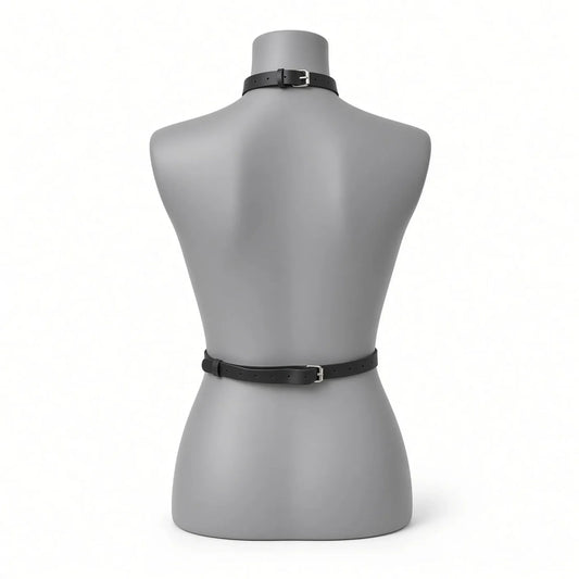 Vue de dos du collier-harnais en cuir synthétique noir Alpha Choker sur mannequin. Disponible sur kinkypupshop