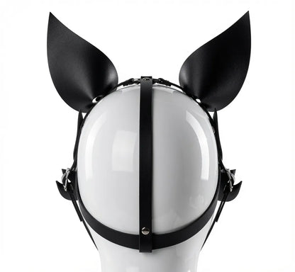 Vue arrière du harnais de tête ajustable en sangles de cuir noir montrant les boucles de réglage et l'attache croisée pour un maintien parfait du masque pendant le mosh. Masque pour le petplay