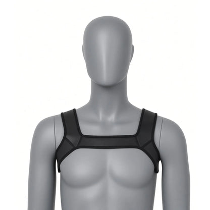 Baudrier de torse pour chiot Alpha Harness noir et liseré noir sur mannequin KinkyPupShop