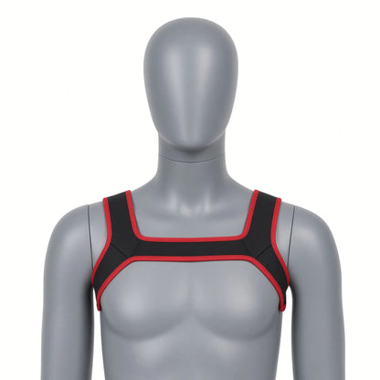 Baudrier petplay Alpha Harness noir et bordure rouge assorti aux cagoules de chiot KinkyPupShop. 