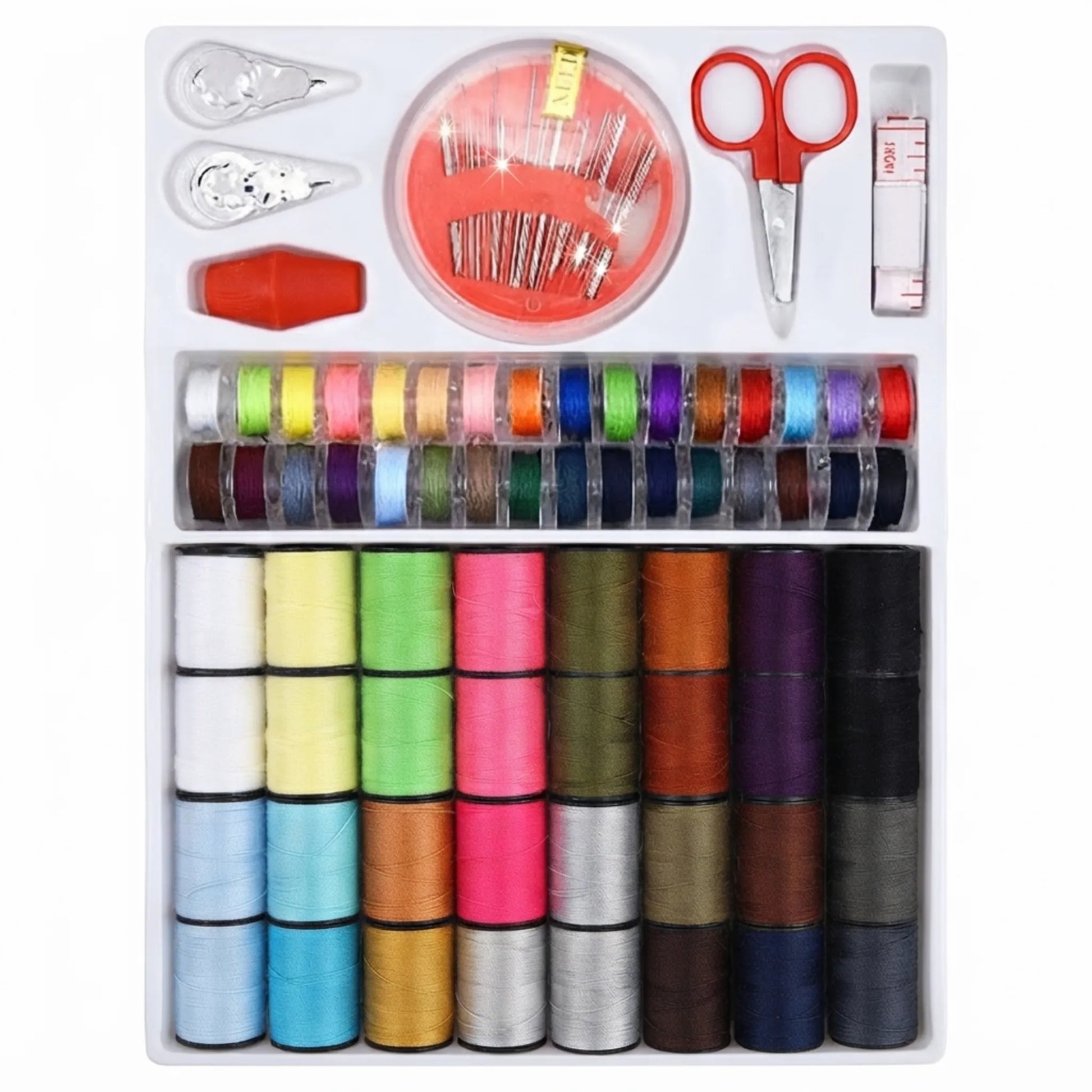 Vue d'ensemble du kit de réparation textile pour matériel de Petplay avec 64 pièces dont bobines de fil, aiguilles et ciseaux.