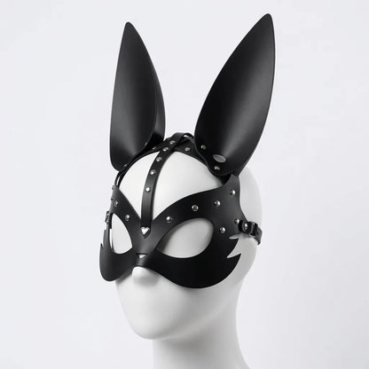 Masque de bunny play en simili-cuir noir avec de longues oreilles de lapin rigides et des lanières de harnais de tête fétiche kinky, vue de face sur mannequin, disponible sur le kinkypupshop