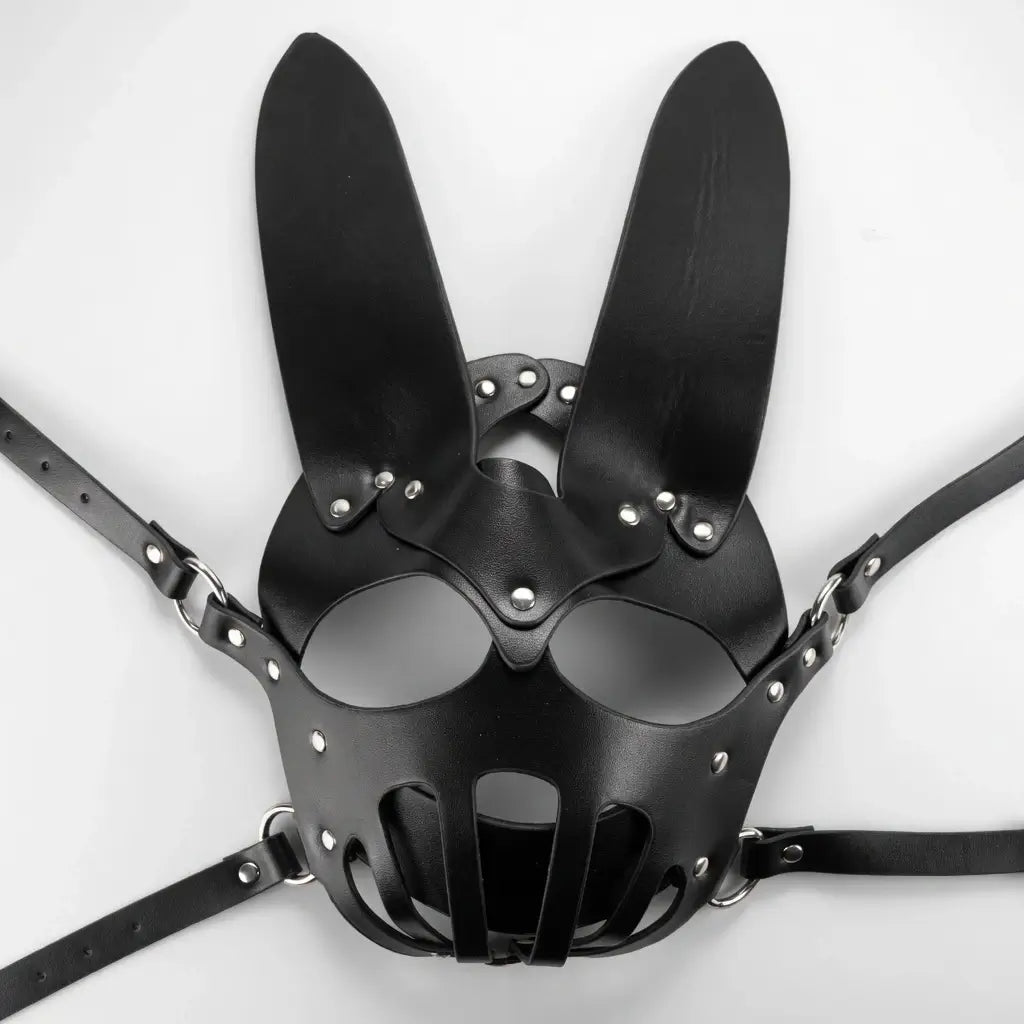 visuel du masque dark bunny proposé sur le kinkypupshop, accessoire de petplay en cuir noir