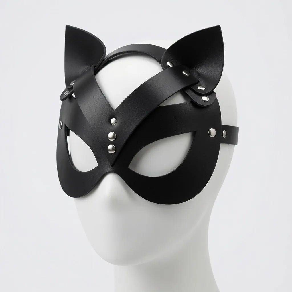Masque de kitten play en cuir noir souple avec petites oreilles de chat pointues et rivets métalliques sur le front, idéal pour le headspace félin en communauté, le mosh ou encore des session petplay et kittenplay