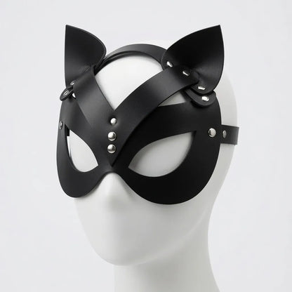 Masque de kitten play en cuir noir souple avec petites oreilles de chat pointues et rivets métalliques sur le front, idéal pour le headspace félin en communauté, le mosh ou encore des session petplay et kittenplay
