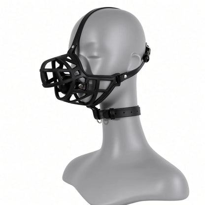 Muselière Puppy Play noire en cuir PU avec panier ajouré, bâillon intégré et collier de maintien portée sur mannequin.