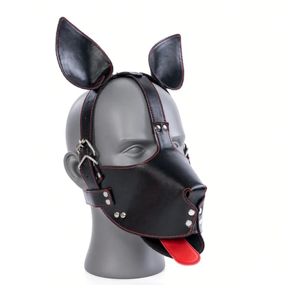 Masque puppy play en cuir noir avec coutures rouges, oreilles dressées et fausse langue rouge pour jeu de rôle.