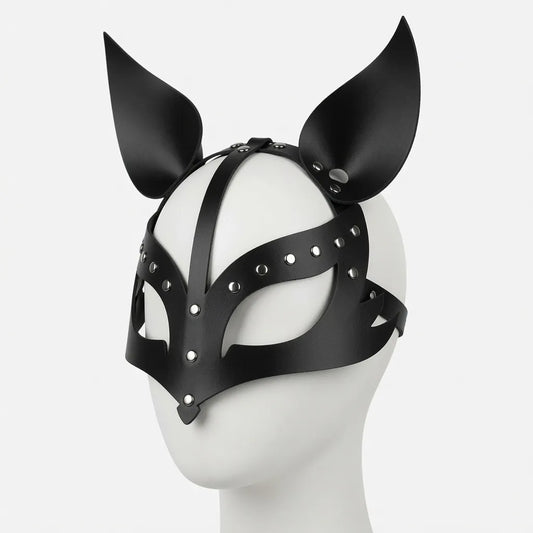 Masque de puppy play en cuir noir brillant de profil sur un mannequin, doté de lanières ajustables, de rivets argentés et d'oreilles de puppy pointues dressées pour le jeu de rôle animal, le petplay