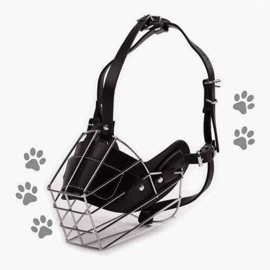 image de notre musolière puppyplay, elle est en cuir avec une cage en metal au dessus