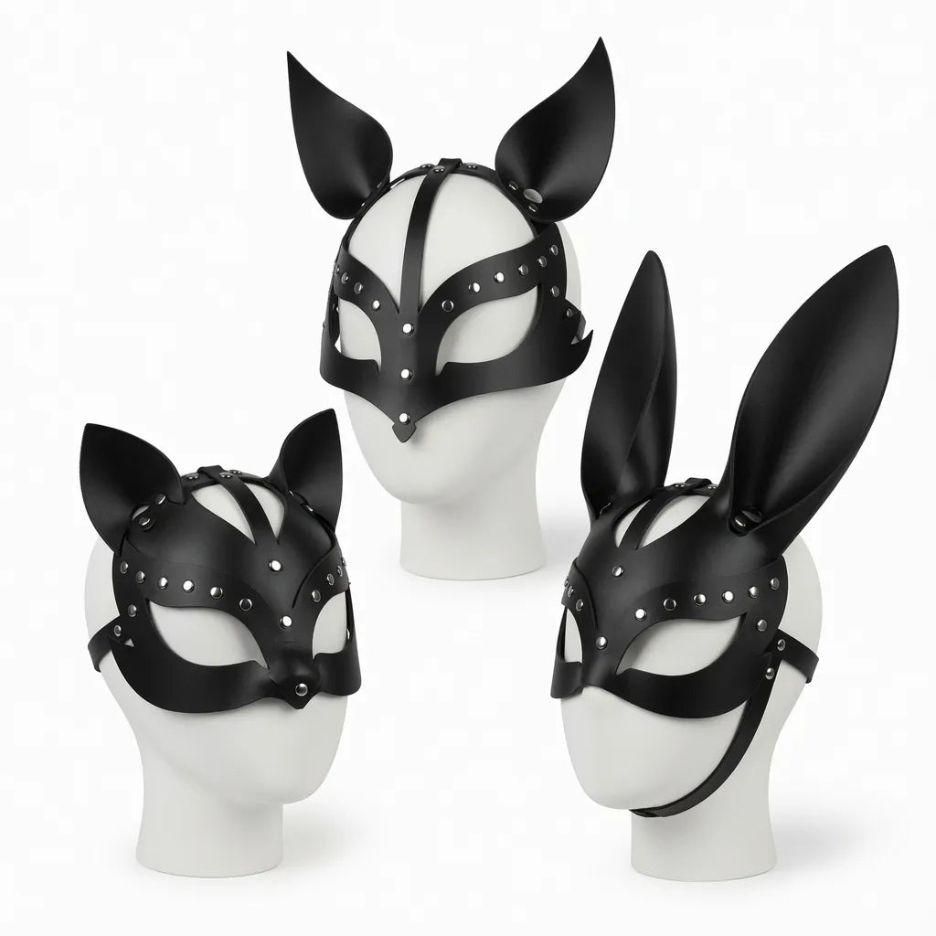 Trois masques de petplay en cuir noir avec rivets sur mannequins blancs représentant les variantes de la meute : oreilles de chat (kitten play), oreilles de chien (puppy play) et oreilles de lapin (bunny play).