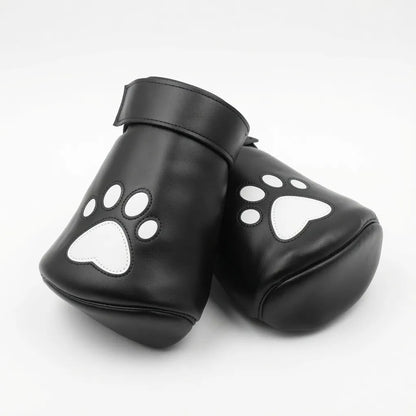 image de présentation des puppy paws du kinkypupshop, on y voit les mitaines posé l'une sur l'autre, elle sont noir et en cuir, c'est un accessoire pour le petplay