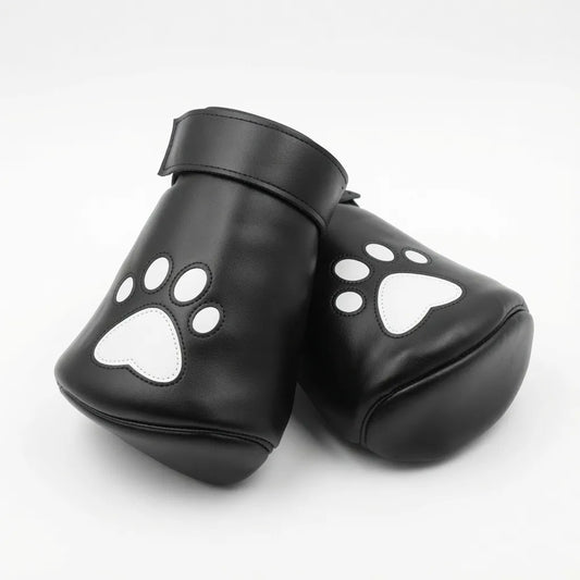 image de présentation des puppy paws du kinkypupshop, on y voit les mitaines posé l'une sur l'autre, elle sont noir et en cuir, c'est un accessoire pour le petplay