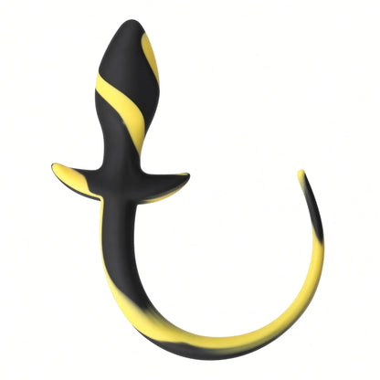 Accessoire petplay queue courbée en silicone texturé jaune et noir avec plug d'ancrage.