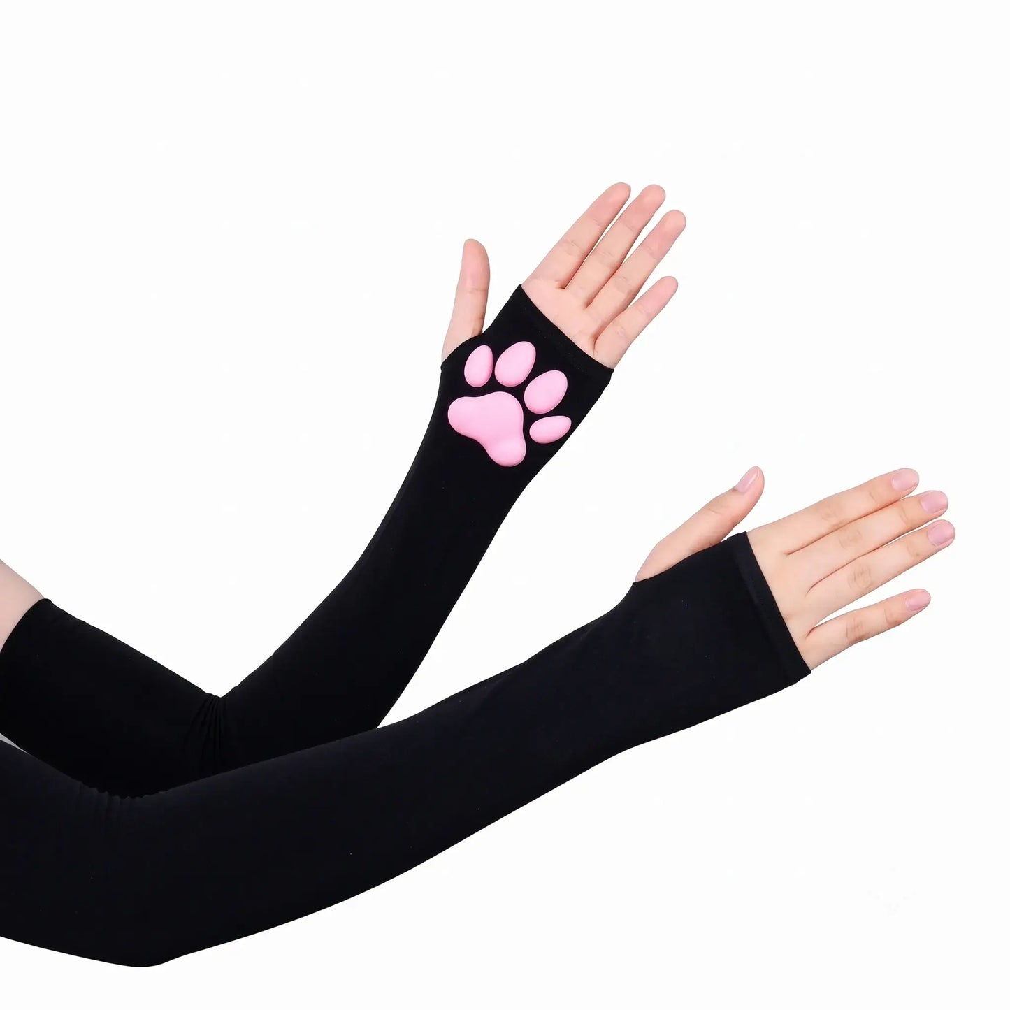 on y voit une personne porter les mitaines de couleur noir avec les coussinet en 3D, parfait pour le kittenplay